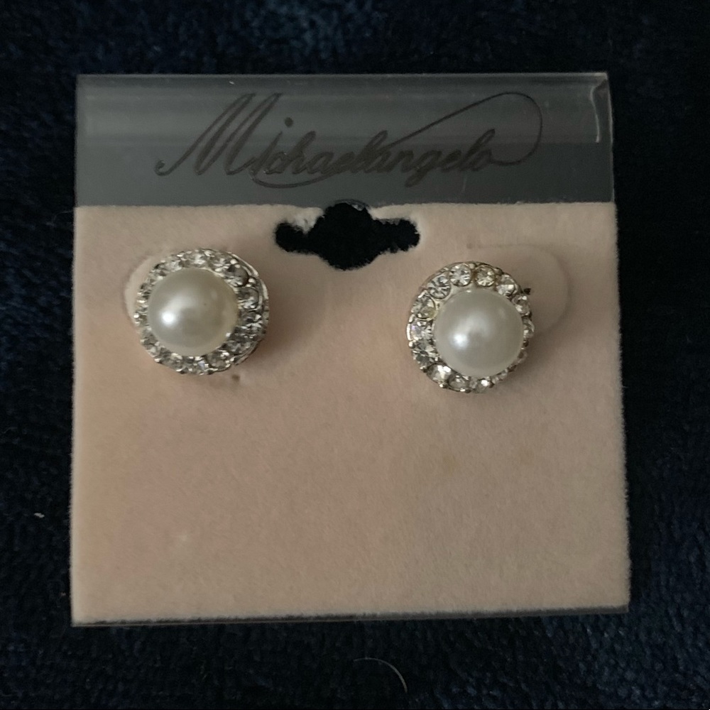 Round Pearl earrings, surrounded by crystals